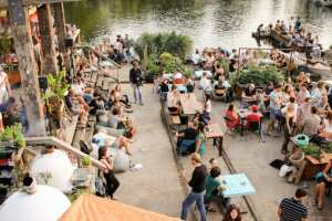 Café de Ceuvel - Stedentrip Amsterdam - Stedentrips Nederland - Voordeeluitjes.nl - Vakantieblog Bron; deceuvel.nl 